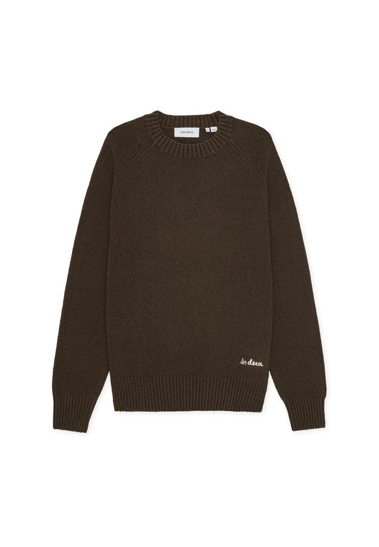 Brauner Strickpullover mit geripptem Rundhalsausschnitt, Raglanärmeln und tailliertem Saum. Am unteren Rand befindet sich eine weiße Stickerei mit Schriftzug.