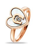 Vergoldeter herzförmiger Ring mit Einlage aus Perlmutt und einem zentralen klaren Edelstein, mit gravierter Markenbezeichnung am Band.