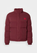 Burgunderfarbene Steppjacke mit hohem Kragen, gestepptem Muster und rotem Markenpatch. Verfügt über einen Druckknopfverschluss und Seitentaschen.