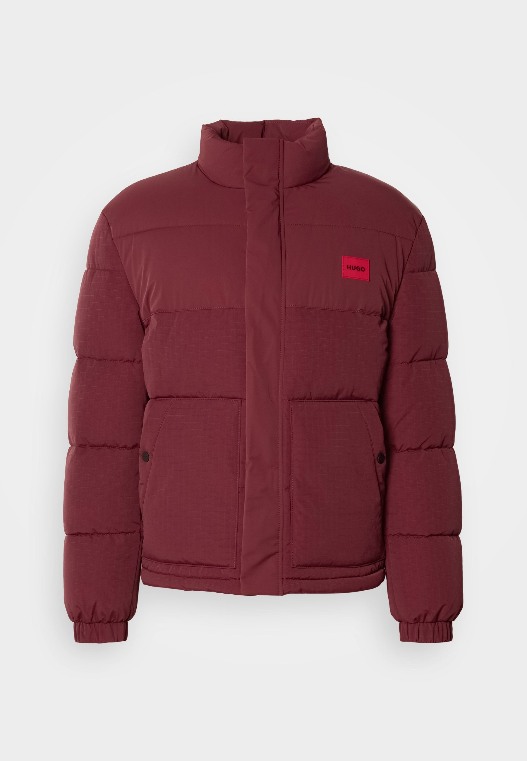 Burgunderfarbene Steppjacke mit hohem Kragen, gestepptem Muster und rotem Markenpatch. Verfügt über einen Druckknopfverschluss und Seitentaschen.