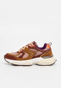 Braune und orangefarbene Sportschuhe mit Mesh-Obermaterial, Wildledereinsätzen, gepolsterter Sohle und lila Details am Schaft und an der Zunge.