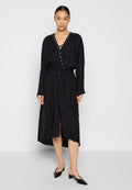 Schwarzes langärmliges Kleid mit V-Ausschnitt, Schnürdetails, vorderen Knöpfen und elastischem Taillenbund. Hergestellt aus einem glatten, leichten Stoff.