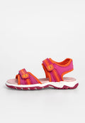 Rosa und orange Sandalen für Kinder mit zwei verstellbaren Riemen und einem strukturierten Stoffobermaterial. Weiße Sohle mit lila Akzenten. Leichtes Design.