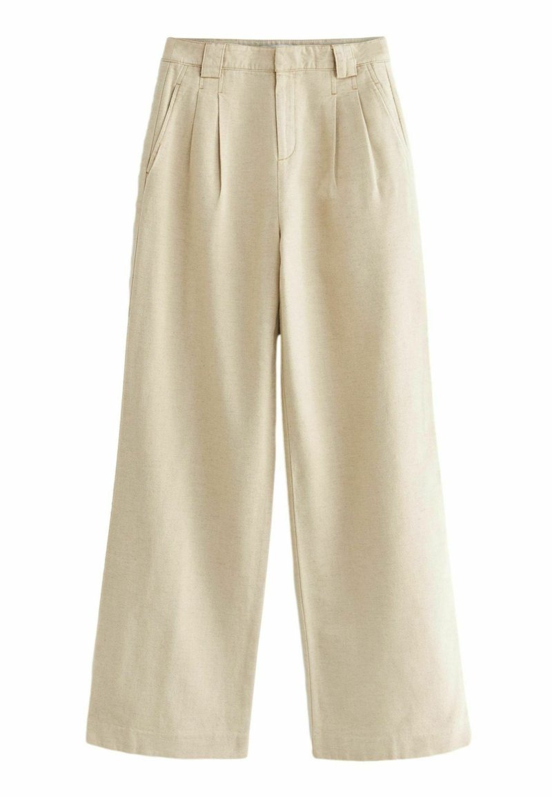 Beige weite Hosen aus einem weichen Stoff, mit Vorderfalten, Gürtelschlaufen und Seitentaschen. Glatte Textur mit minimalistischem Design.