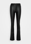 Schwarze, glatte, fließende Hosen aus Kunstleder mit Fronttaschen und einem Reißverschluss. Die Hose hat eine taillierte Passform und einen leicht glänzenden Oberflächenfinish.
