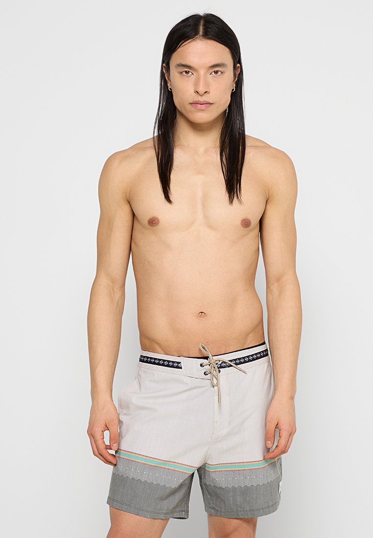Herren-Badehose aus einem hellgrauen Stoff, mit einem schwarzen Bund, dekorativen Akzenten und einem gestreiften Muster in Koralle und Türkis.