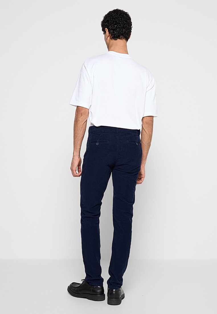 REGULAR FIT  Media 3