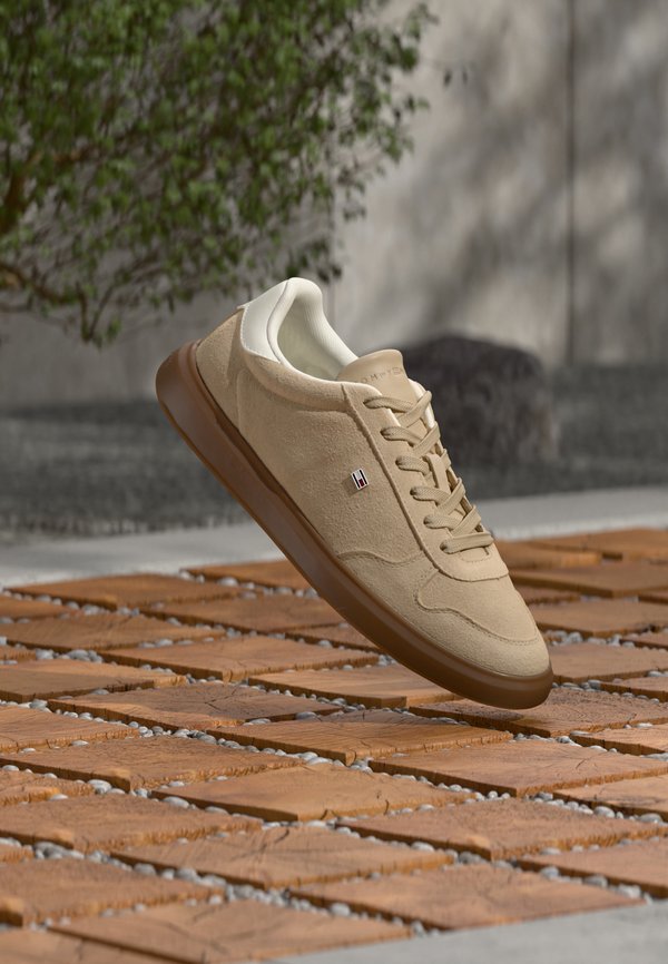 Tommy Hilfiger ICON COURT  - Trainers - ecru/horseradish