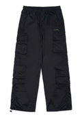 Schwarze Cargo-Hosen mit einem elastischen Bund, mehreren Seitentaschen und Reißverschlussabschlüssen. Aus glattem, leichtem Material gefertigt.
