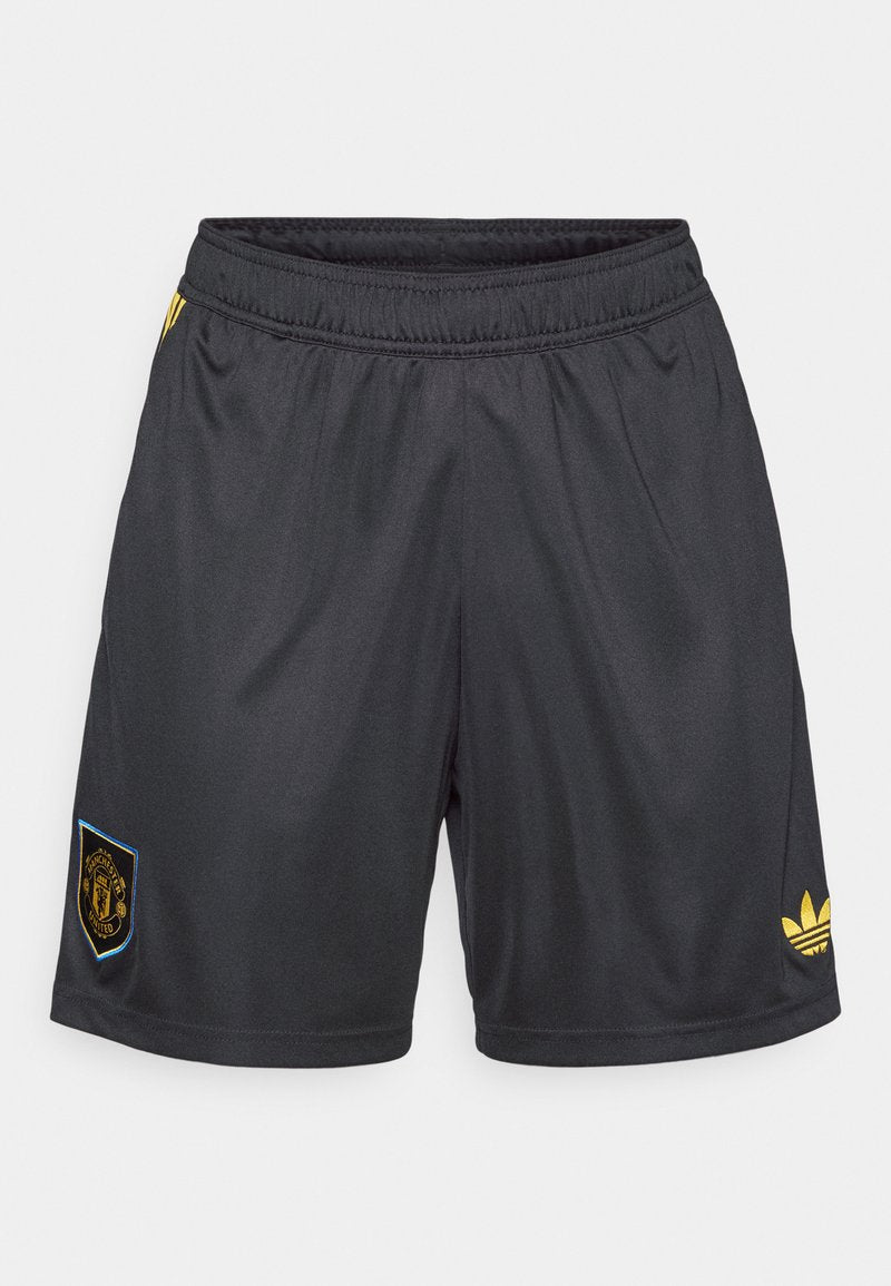 Schwarze Sportshorts aus leichtem Material, mit einem elastischen Bund, goldenen Akzenten und einem Vereinslogo-Patch auf der linken Seite.