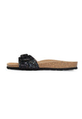 Schwarze Glitzer-Sandalen mit verstellbarem Riemen, Korkfußbett und Gummisohle. Merkmale sind eine strukturierte Oberfläche und ein flaches Design.