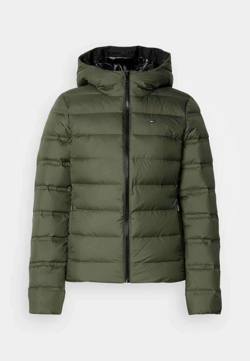 Grüne Steppjacke mit Kapuze, frontalem Reißverschluss, gestepptem Design und dezentem Logodetail. Glatte Textur und isoliert für Wärme.