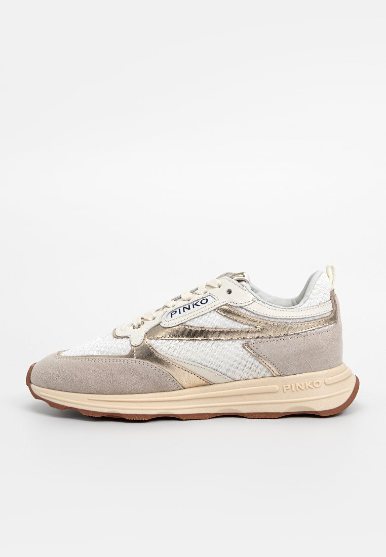 Beige und weiße Sneaker mit goldenen Akzenten, aus Wildleder und Mesh-Materialien, abgerundete Zehenpartie, Schnürdesign und Gummisohle mit Branding.