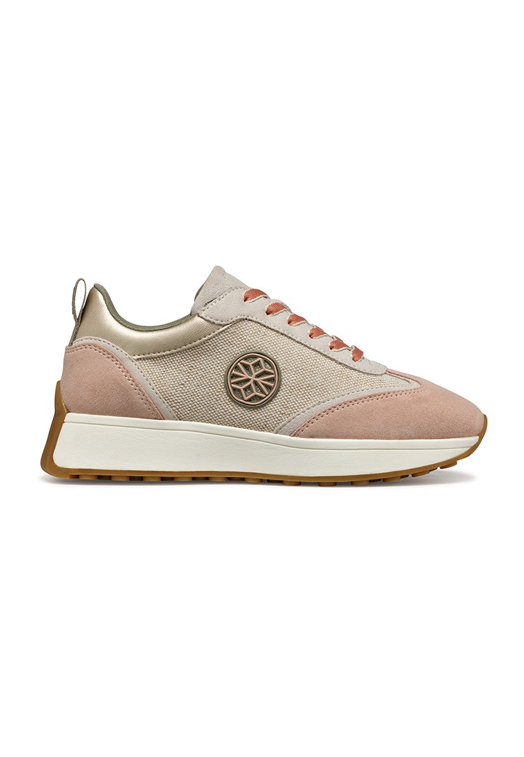 Sneakers mit beigem Obermaterial, rosa Wildledereinsätzen und goldfarbenen Beschlägen. Verfügen über einen strukturierten Mesh-Bereich und eine weiße Gummisohle mit Profil.