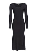 Schwarzes, geribbeltes Strickkleid mit langen Ärmeln, rundem Ausschnitt, schmaler Passform, schwingendem Saum und subtilen seitlichen Schlitzen für Details.