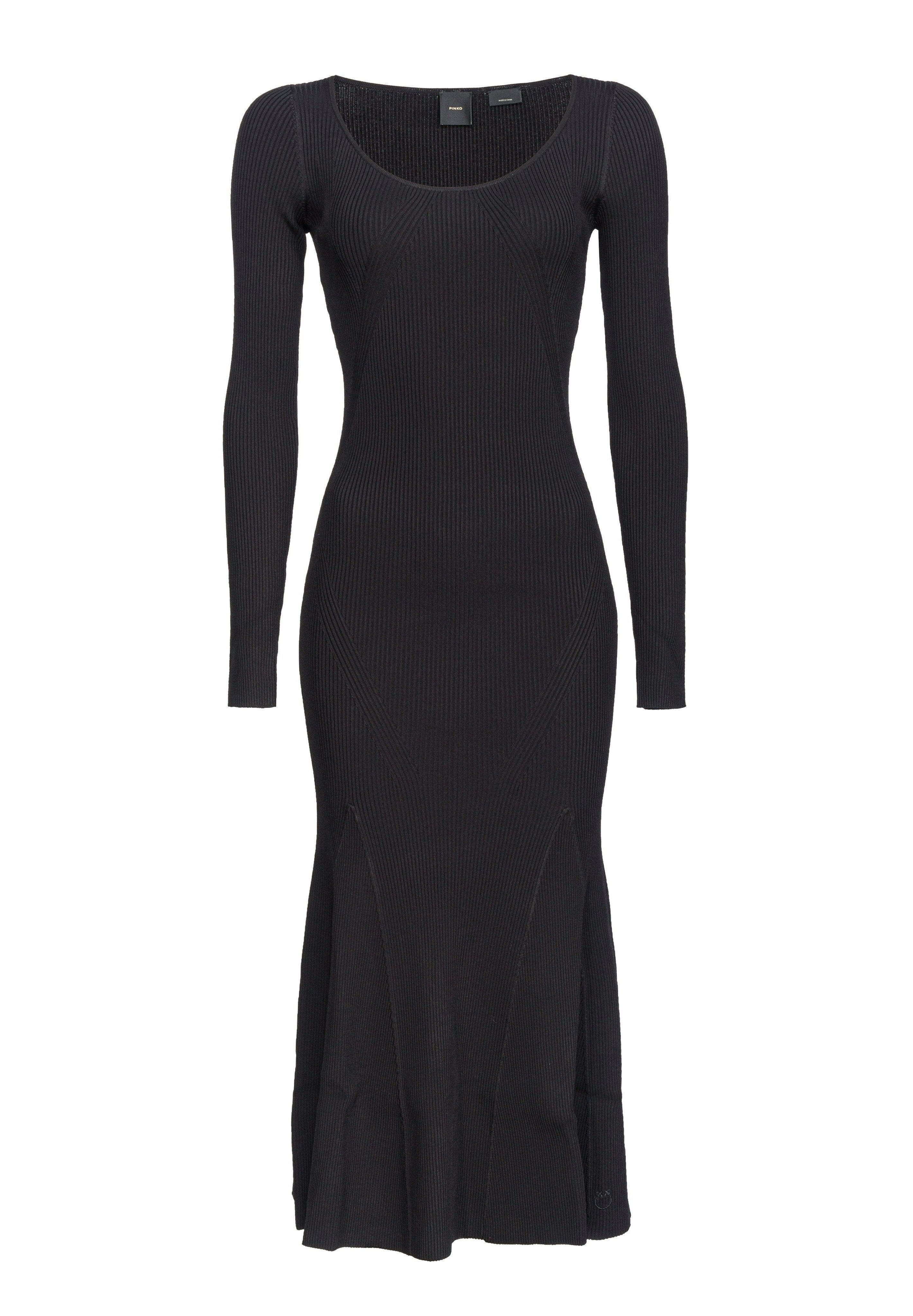 Schwarzes, geribbeltes Strickkleid mit langen Ärmeln, rundem Ausschnitt, schmaler Passform, schwingendem Saum und subtilen seitlichen Schlitzen für Details.