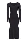 Schwarzes, geribbeltes Strickkleid mit langen Ärmeln, rundem Ausschnitt, schmaler Passform, schwingendem Saum und subtilen seitlichen Schlitzen für Details.