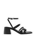 Schwarze Leder-High-Heelsandalen mit mehreren dünnen Riemen und einer Schnalle am Knöchel. Quadratische Zehenform und Blockabsatzdesign, mit einer glatten Textur.