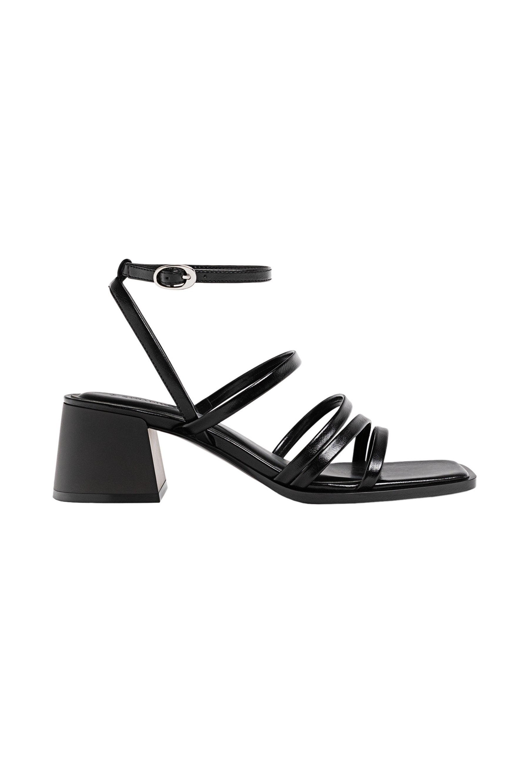 Schwarze Leder-High-Heelsandalen mit mehreren dünnen Riemen und einer Schnalle am Knöchel. Quadratische Zehenform und Blockabsatzdesign, mit einer glatten Textur.
