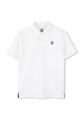 Weißes Poloshirt mit kurzen Ärmeln, dreiknöpfiger Knopfleiste und einem marineblauen Logo auf der Brust. Verfügt über seitliche Schlitzöffnungen mit marineblauen Akzenten.
