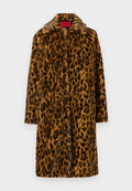 Langer brauner Kunstpelzmantel mit schwarzen Leopardenflecken, breitem Kragen und verdecktem Frontverschluss, mit Hugo-Label im inneren Kragen.
