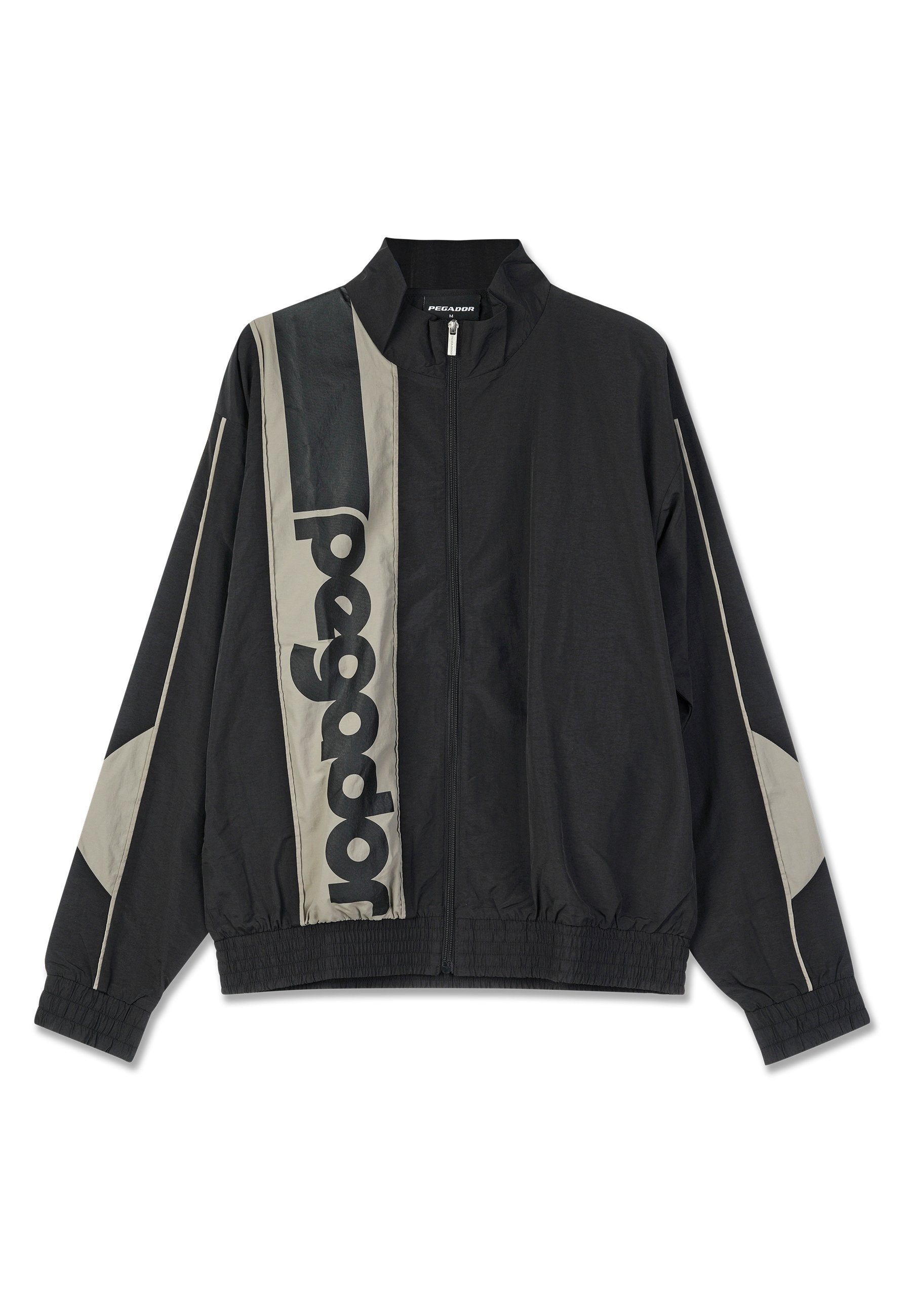 Schwarze leichte Jacke mit grauen Akzenten, mit hohem Kragen, elastischen Bündchen und großem Logo auf der Vorderseite. Glatte Textur, mit Reißverschluss.