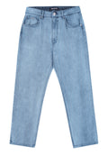 Hellblaue Jeans aus Denim mit geradem Schnitt, fünf Taschen und einem gestreiften Bund. Der Stoff hat eine leicht abgenutzte Textur.
