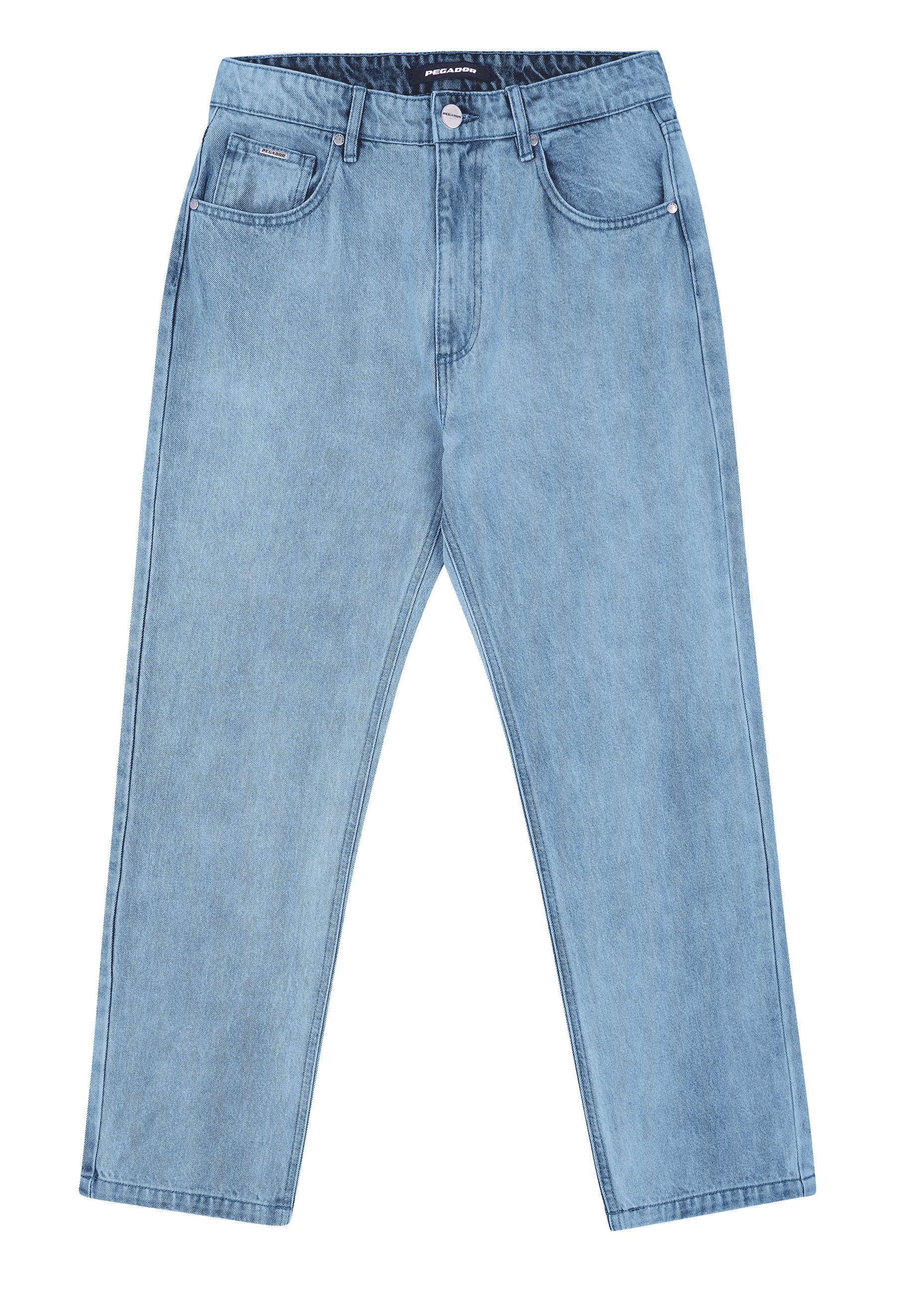 Hellblaue Jeans aus Denim mit geradem Schnitt, fünf Taschen und einem gestreiften Bund. Der Stoff hat eine leicht abgenutzte Textur.