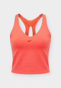 Korallenpinker Nike Sport-BH mit Racerback-Design und kleinem roten Nike-Swoosh-Logo mittig vorne.