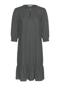 Graues, knielanges Kleid aus leichtem Stoff; verfügt über dreiviertel Puffärmel, einen Schlüssel-Ausschnitt und einen rüschierten Saum.