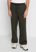 Olivgrüne Sweatpants mit einem Kordelzugbund und seitlichen Taschen. Hergestellt aus weichem Stoff, mit einem entspannten, geraden Beinschnitt.