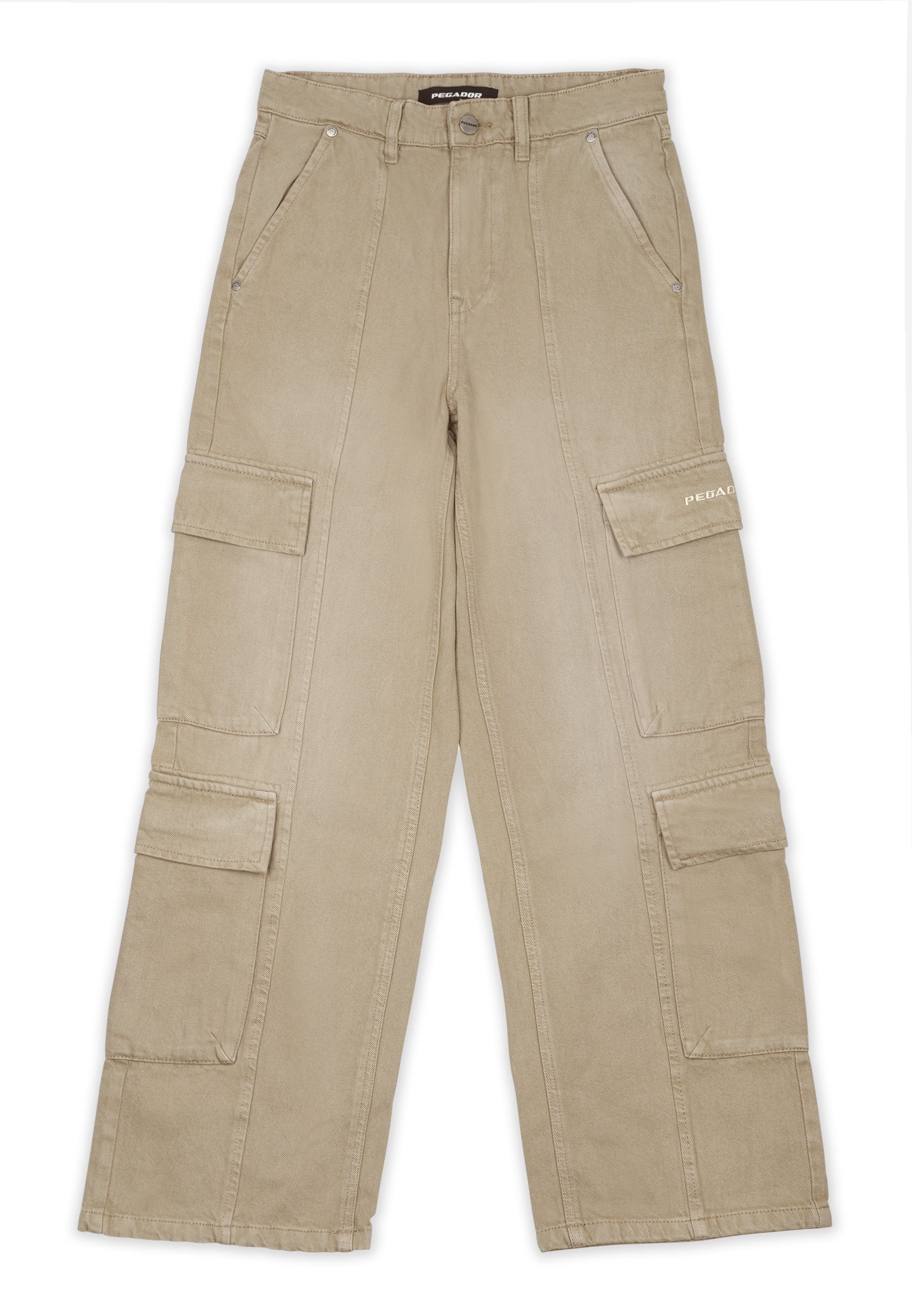 Beige Cargo-Hose aus Baumwolle mit lockerer Passform, ausgestattet mit mehreren Seitentaschen und einem Markenlogo auf der Vordertasche.