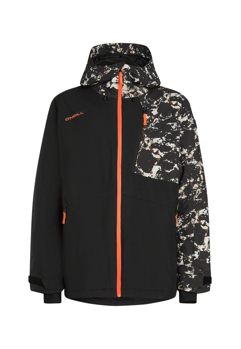 Schwarze Jacke mit einer Kapuze und Ärmeln im abstrakten Muster, mit orangen Reißverschlussakzenten und einer Reißverschlusstasche auf der Brust.