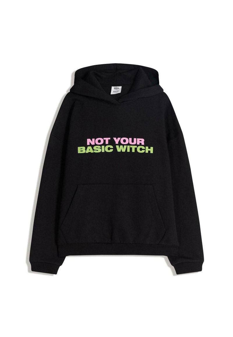 Schwarzer Hoodie mit pinkem und grünem Text "NOT YOUR BASIC WITCH" auf der Brust, mit einer Fronttasche und Kapuze.