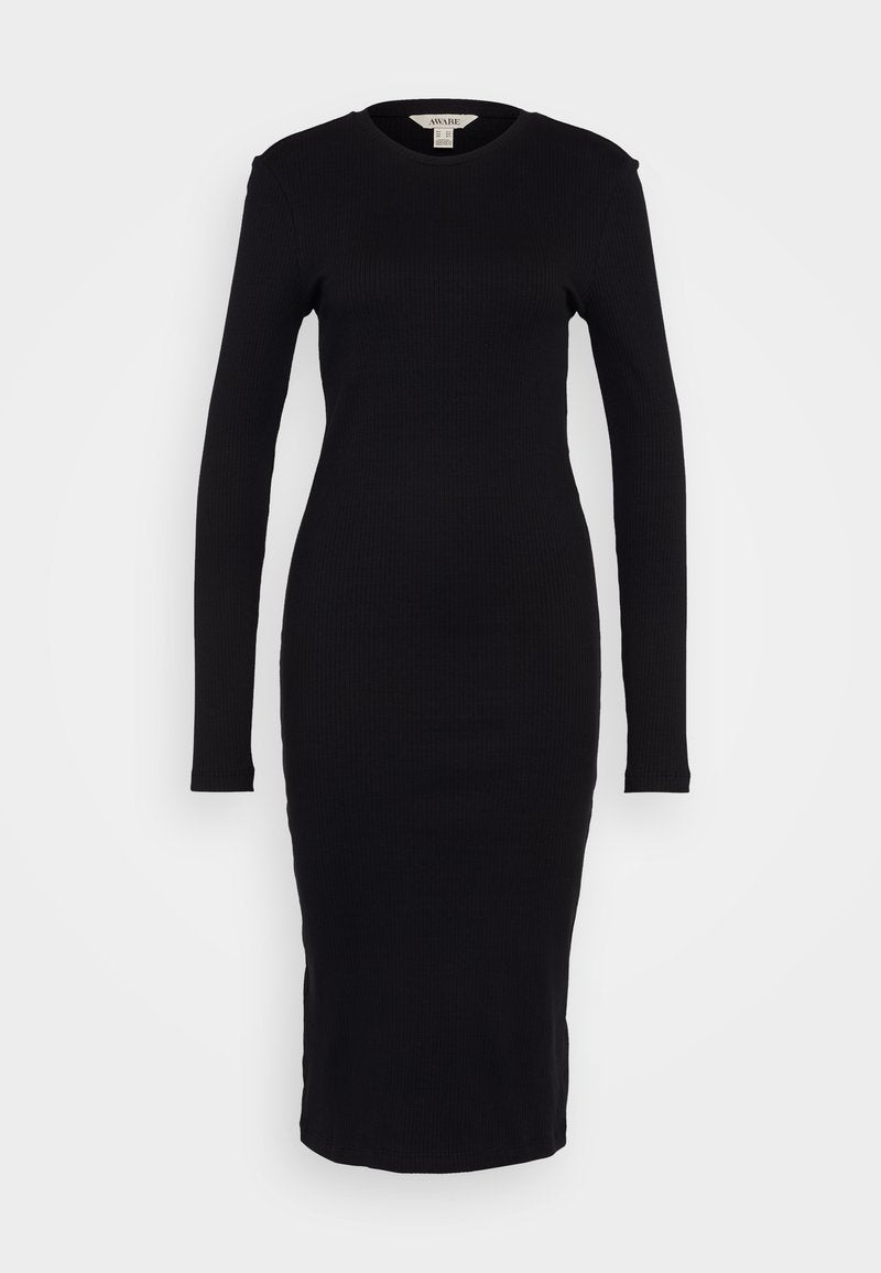 Schwarz geripptes Langarmkleid, taillierte Passform, Rundhalsausschnitt, Knielänge, weiche Textur, minimale Nähte und keine sichtbare Hardware.
