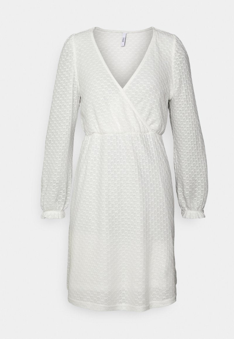 Weißes Wickelkleid mit langen Ärmeln, strukturiertem Stoff mit einem dezenten Muster und einem V-Ausschnitt. Die Ärmel sind an den Handgelenken gerafft.