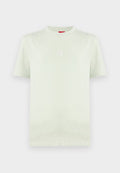 Cremefarbenes T-Shirt mit kurzen Ärmeln und Rundhalsausschnitt mit kleinem weißem Blumenlogo mittig auf der Brust vor schlichtem Hintergrund.