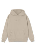 Beige Kapuzenpullover mit Kängurutasche, ausgestattet mit gerippten Bündchen und Saum sowie einem geprägten Logo-Text auf der Brust. Glatte Stofftextur.