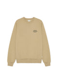 Beiger Sweatshirt mit Rundhalsausschnitt und langen Ärmeln, mit gerippten Bündchen und Saum, auf der linken Brust mit kleinem schwarzem Text "LES DEUX COPENHAGEN EST. 2011" versehen.