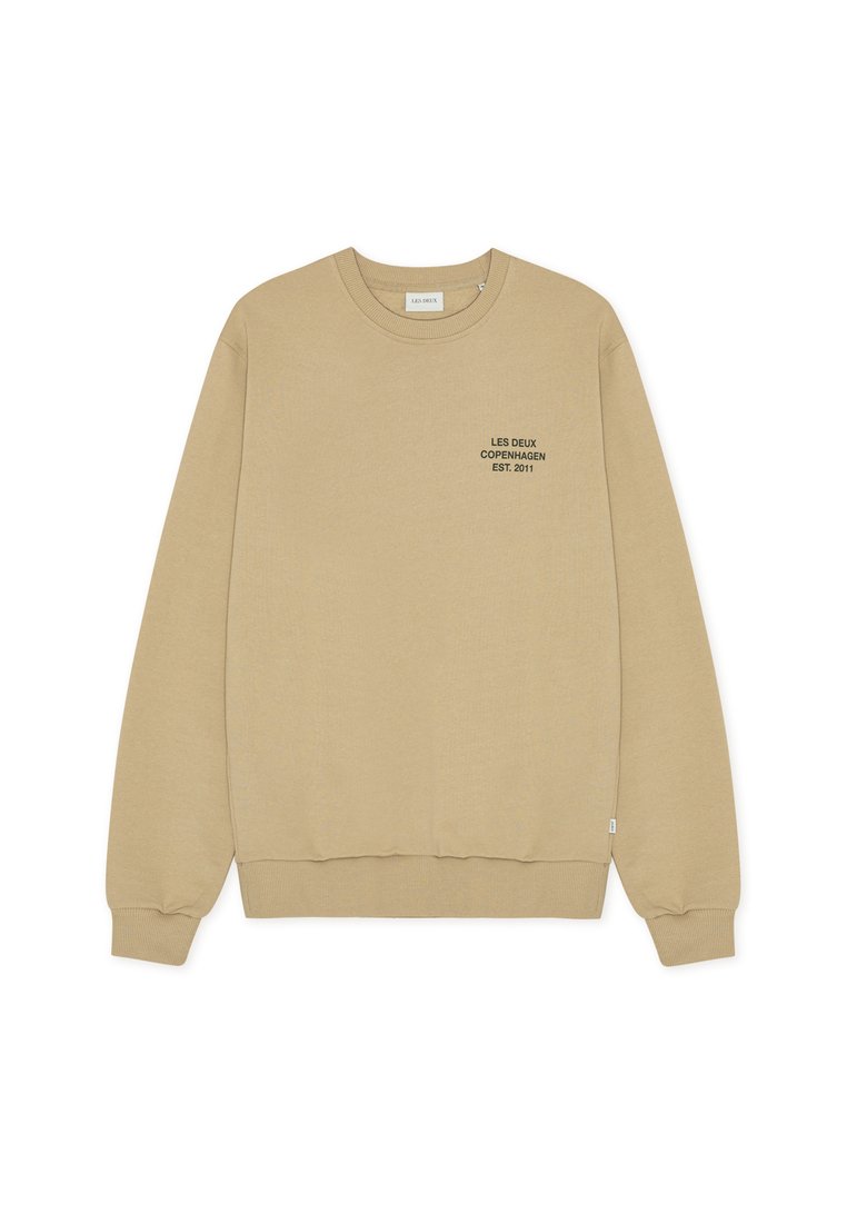 Beiger Sweatshirt mit Rundhalsausschnitt und langen Ärmeln, mit gerippten Bündchen und Saum, auf der linken Brust mit kleinem schwarzem Text "LES DEUX COPENHAGEN EST. 2011" versehen.