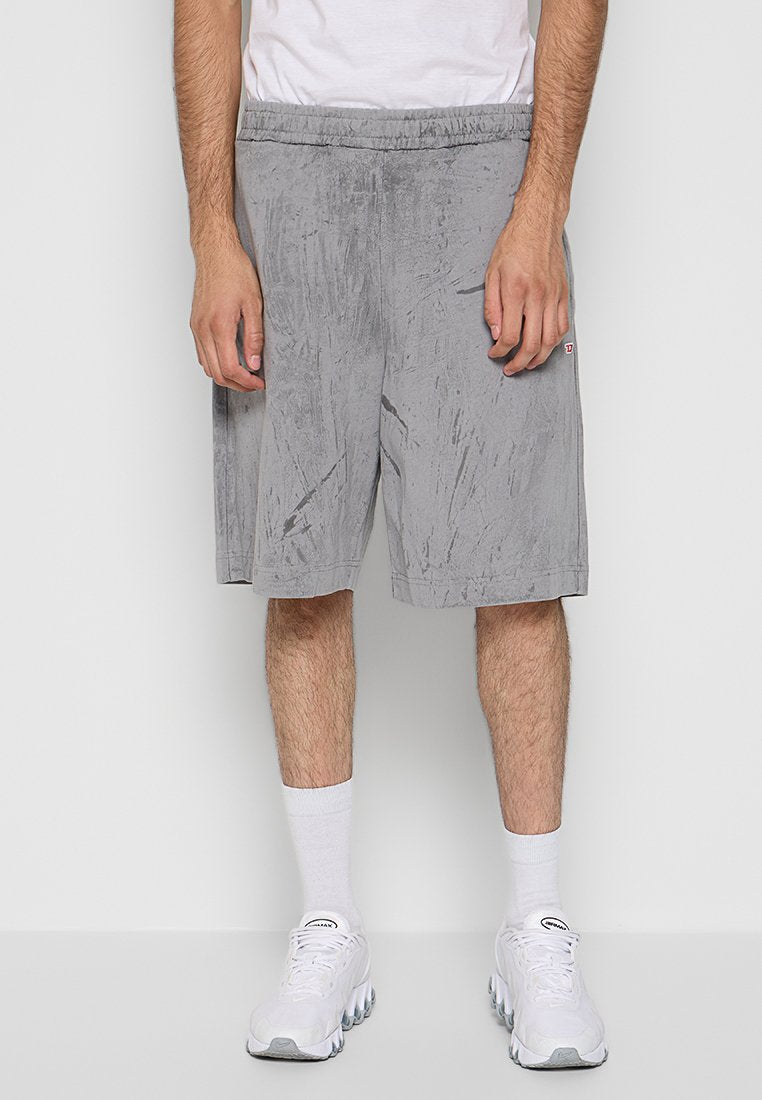 Graue Sportshorts mit strukturiertem Muster, elastischem Bund, Seitentaschen und Logo-Detail; kombiniert mit weißen Socken und Turnschuhen.