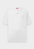 Weißes Diesel T-Shirt mit kurzen Ärmeln, einem kleinen blauen Logo auf der Brust und einem roten Diesel-Label im Kragen.