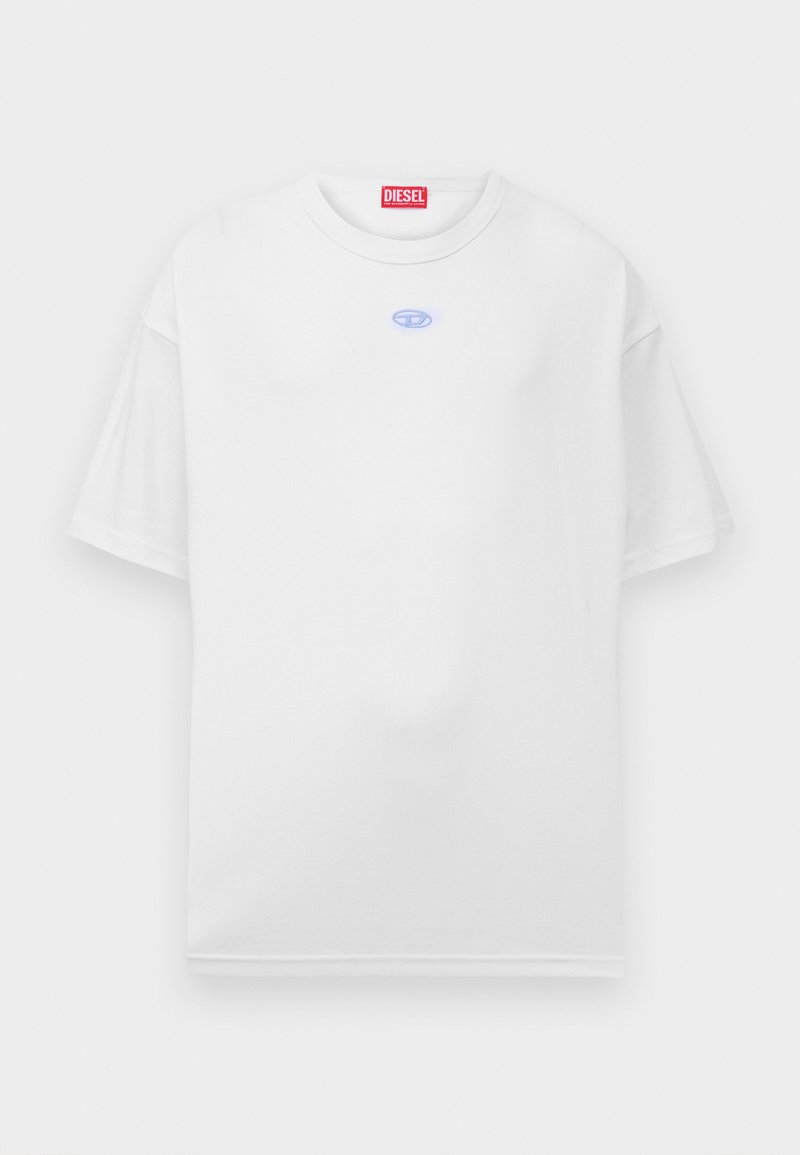 Weißes Diesel T-Shirt mit kurzen Ärmeln, einem kleinen blauen Logo auf der Brust und einem roten Diesel-Label im Kragen.