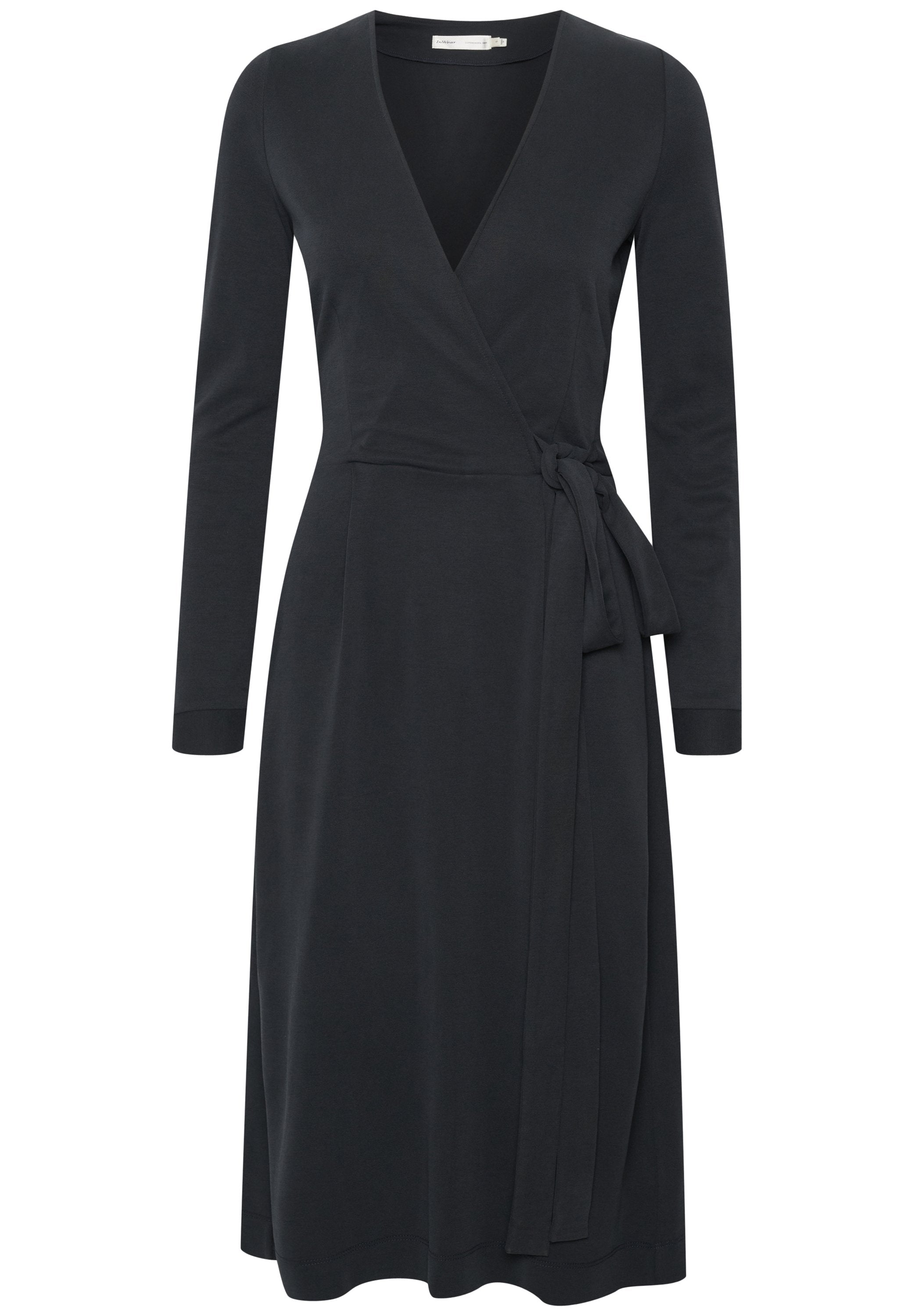 Schwarzes Wickelkleid mit langen Ärmeln, aus weichem Stoff gefertigt, verfügt über einen Bindegürtel in der Taille und einen V-Ausschnitt, was eine figurschmeichelnde Silhouette bietet.