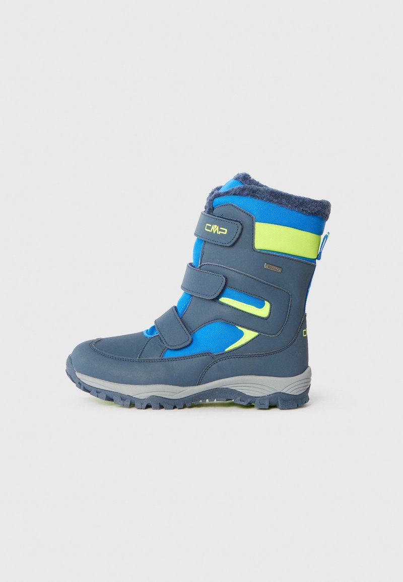 Blauer und grauer Winterstiefel mit strukturierter Oberseite, weichem Fellbesatz, Klettverschlüssen und robuster Sohle für besseren Halt und Stabilität.