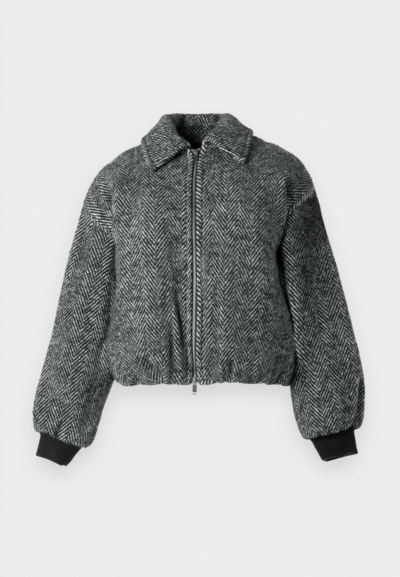 Gekürzter Hahnentrittmantel in Grau und Schwarz, mit einer Vorderreißverschluss, Kragen und gerippten Bündchen für einen strukturierten Look.