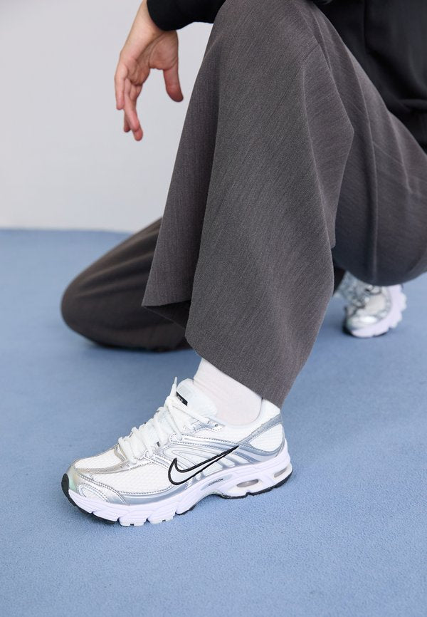 Nike Sportswear AIR MAX MOTO 2K - Trainers - white/black/summit white/photon dust/smoke grey