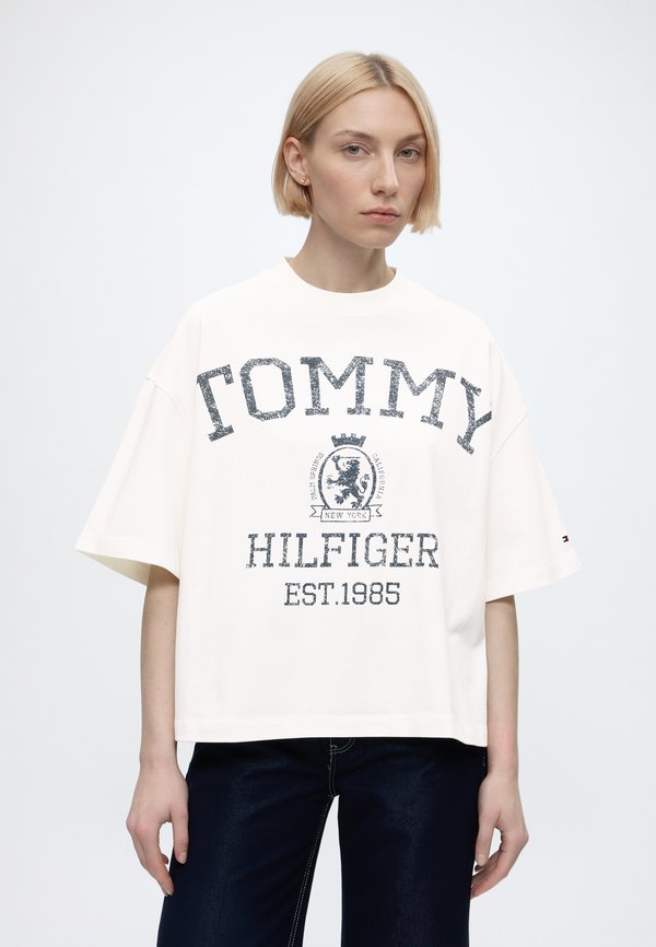 Tommy Hilfiger VARSITY CREST - Print T-shirt - ecru