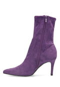 Lila Wildleder-Ankle-Boot mit spitzem Zeh und 7,5 cm hohem Stiletto-Absatz. Verfügt über einen seitlichen Reißverschluss und ein schlankes Oberdesign.