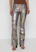 Metallisch silberne Schlagjeans mit distressed Textur und gemusterten Details. Verfügt über Fronttaschen und eine auffällige Gürtelschnalle.